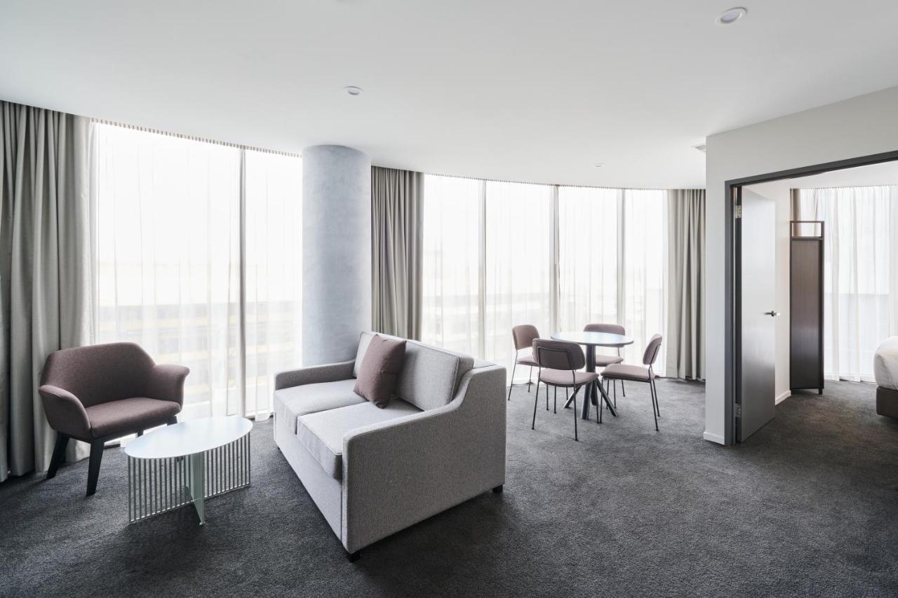 ホテル Abode Belconnen キャンベラ エクステリア 写真